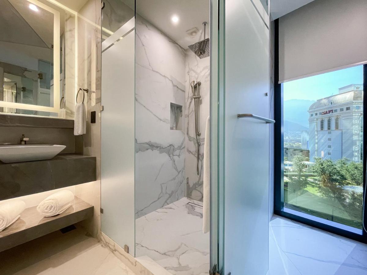 Отель Safi Royal Luxury Metropolitan San Pedro Garza Garcia Экстерьер фото A shower enclosure in a hotel bathroom