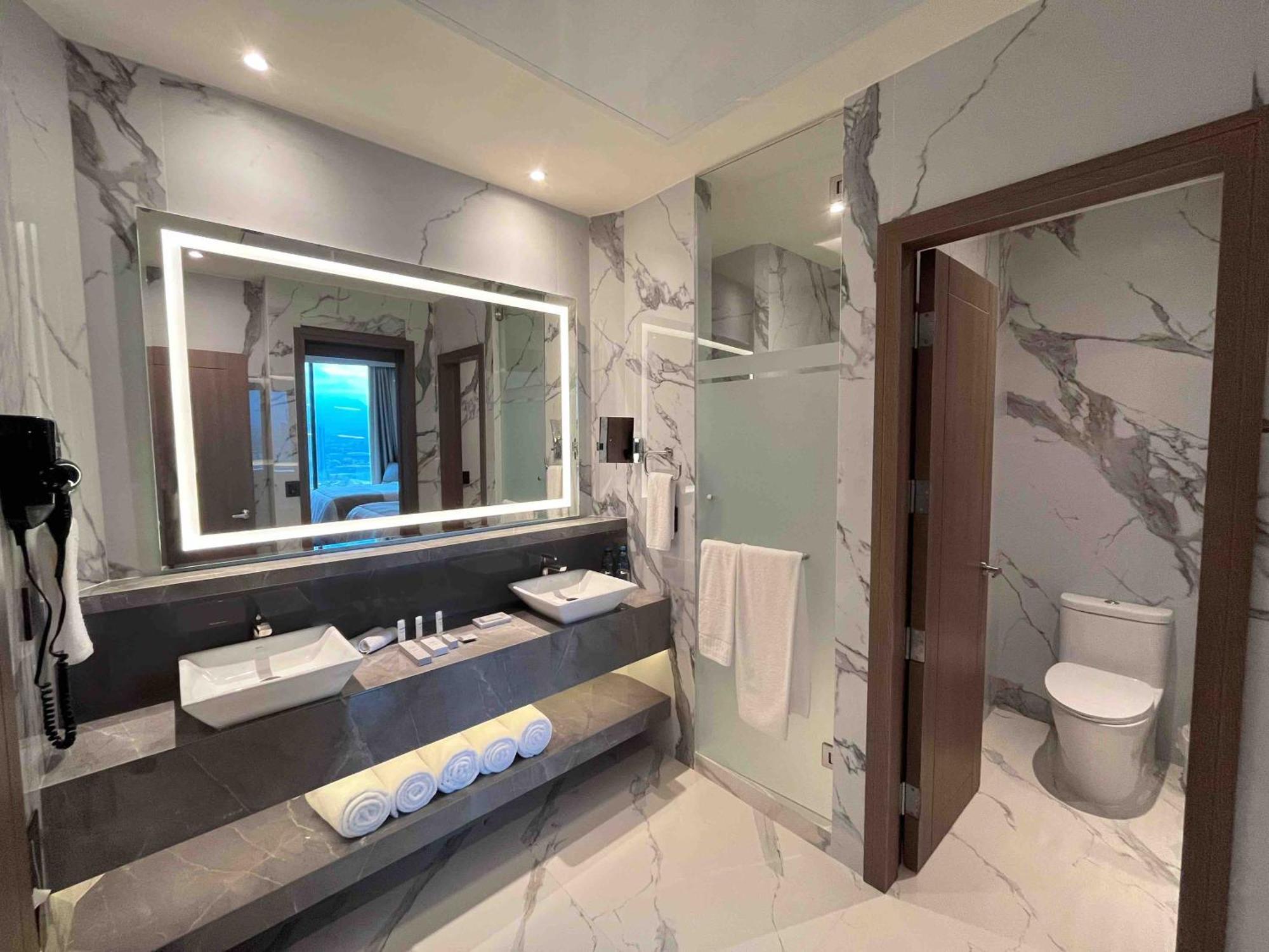 Отель Safi Royal Luxury Metropolitan San Pedro Garza Garcia Экстерьер фото Bathroom
